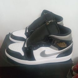 Air Jordan 1 Retro 1 Mid Men Size 11  New W/Box