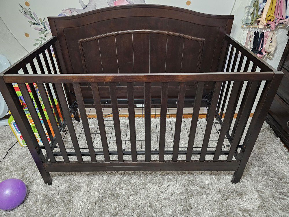 Oxford Baby Crib & Changing Table With Pad