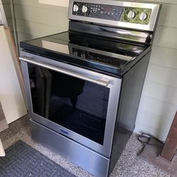 Maytag Electric Range 4 Burner with 5th Warm Ing Center. Great Condition and working condition. 