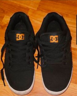 DC BRAND SNEAKERS SIZE 9.5M