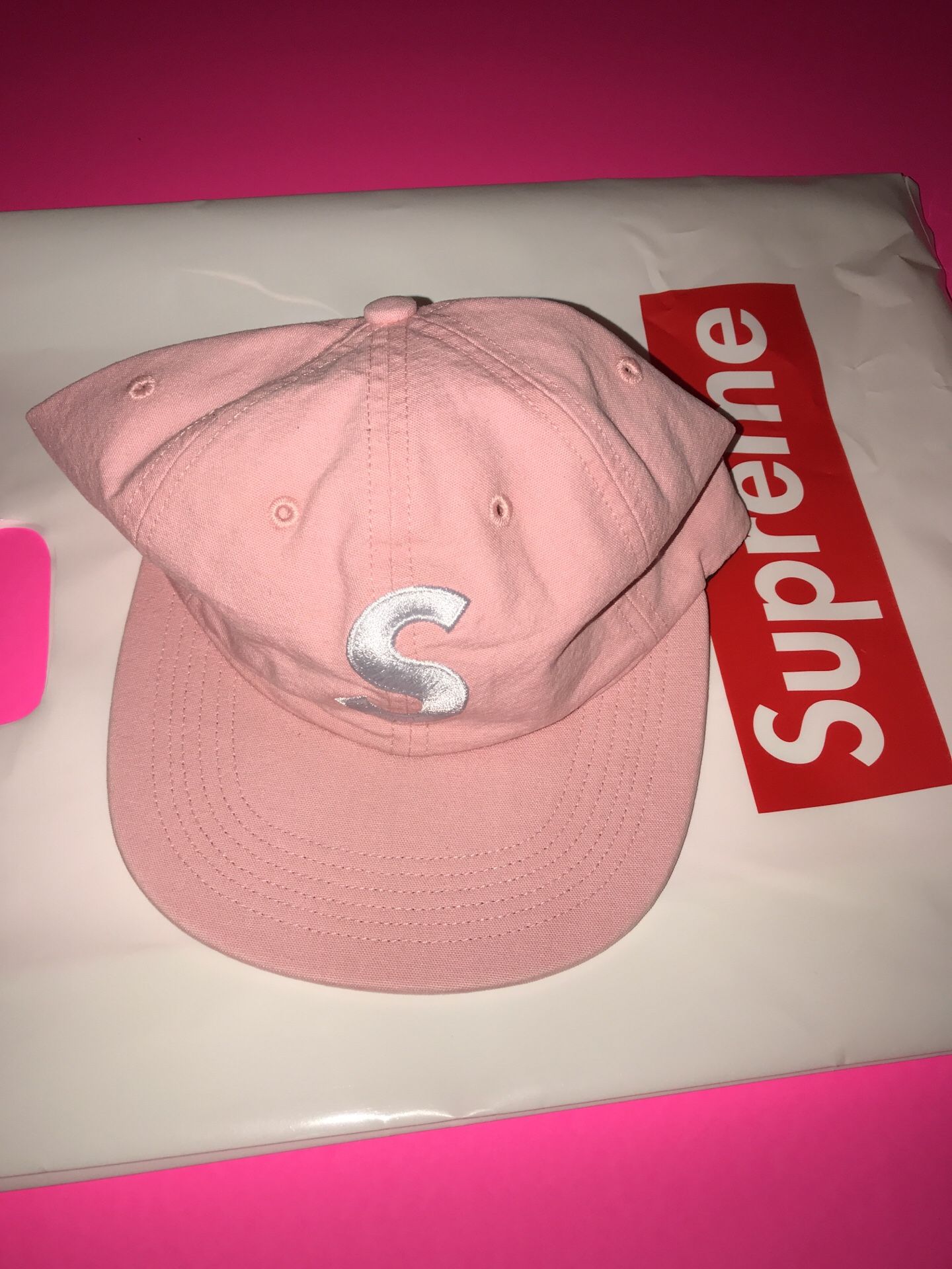 NEW SUPREME LOGO 6 PANEL CAP PINK OS CHAMBRAY HAT