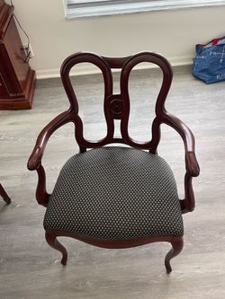Beautiful Dining Table with 6 Chairs