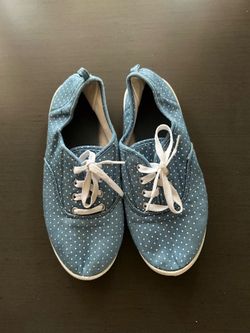 tenis casuales de lona azul con lunares blancos en size 4