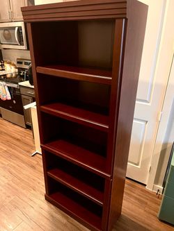 Tall Dark Wood Bookshelf 5 Tier Display & Storage Shelf in Good Condition (pick up Cedar Park)