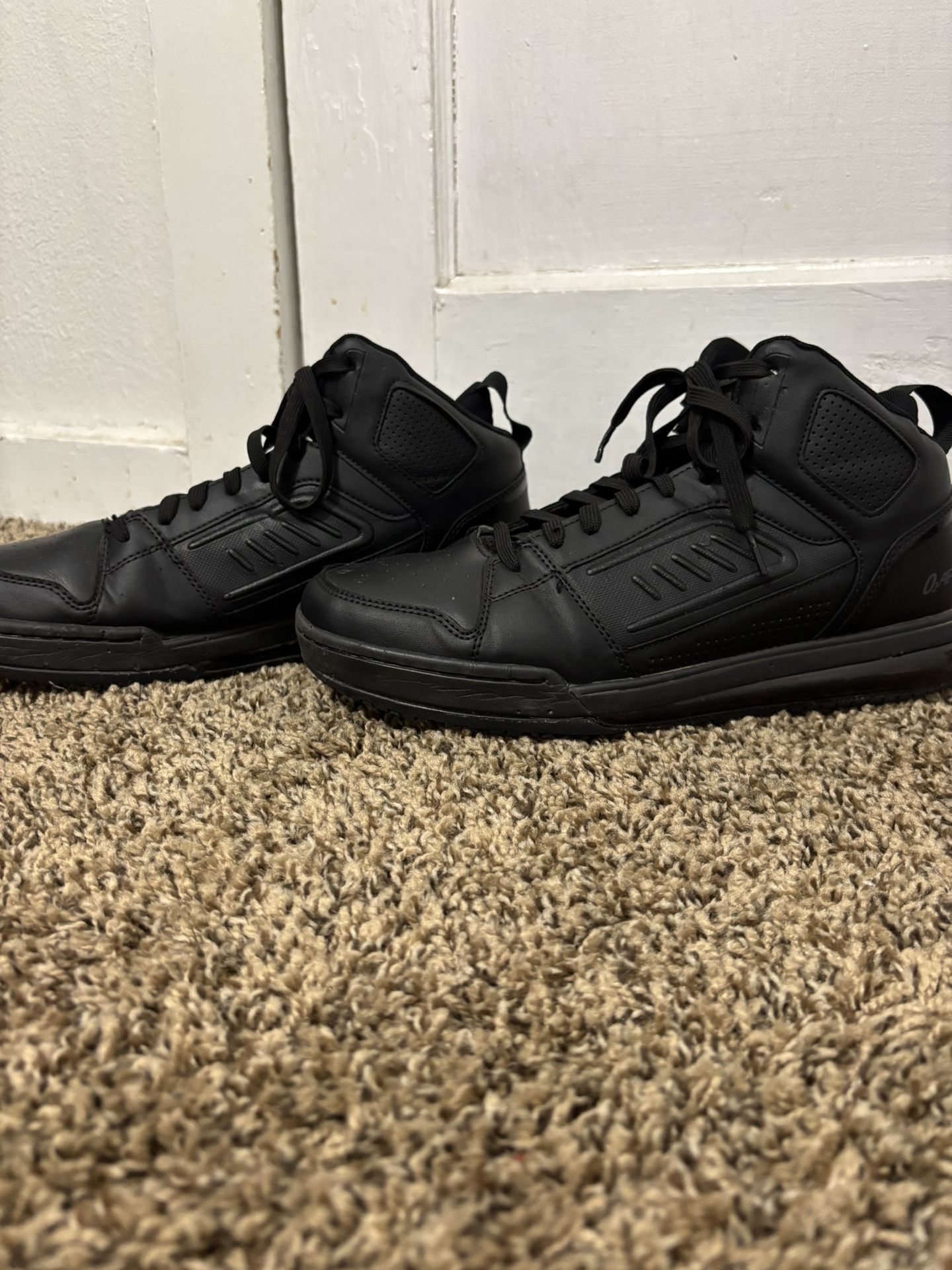 O2 Air athletic mid-top sneakers