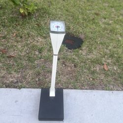 Vintage Health O Meter Doctors Scale Standing Upright Made USA 300 LBS Capacity. Used in very good condition with some cosmetic blemishes. These blemi
