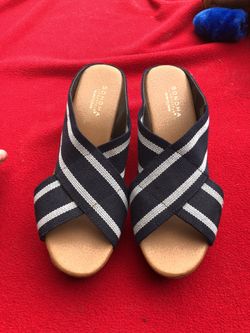 Woman’s wedges size 7