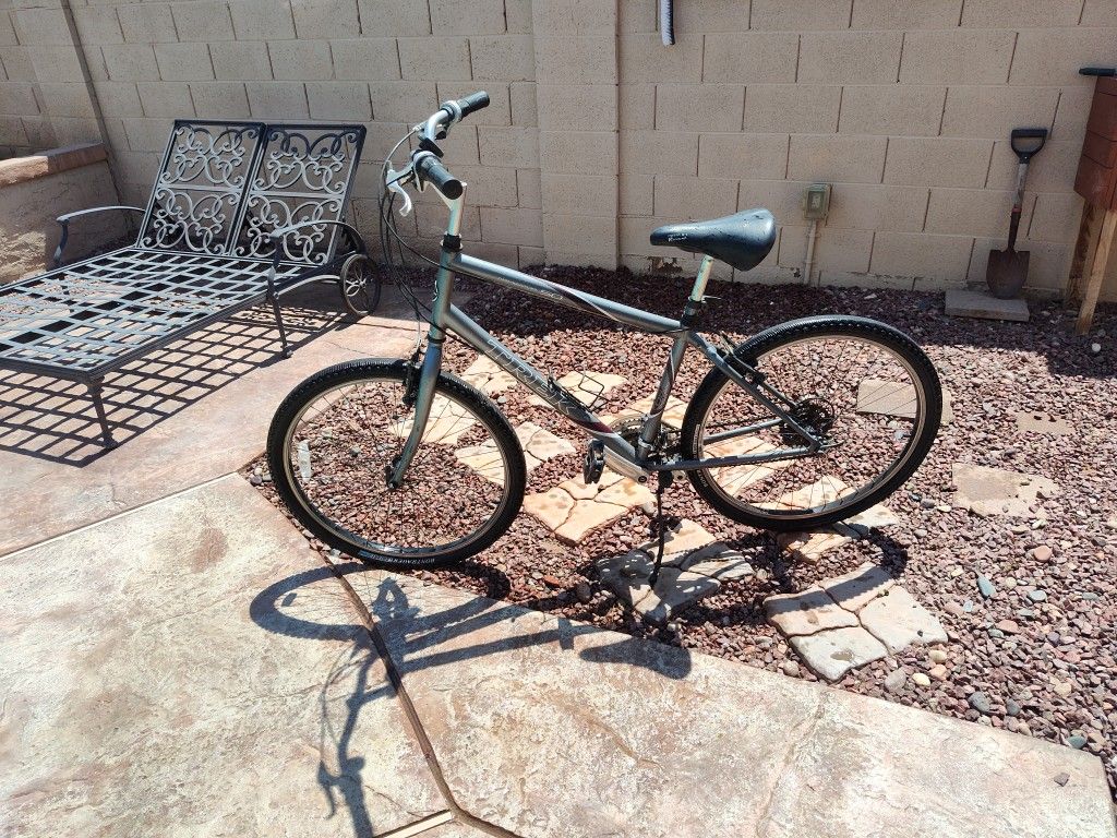 26 Inch Trek Navigator 50 City Bike