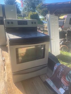 Frigidaire Electric Range with Glass Cooktop