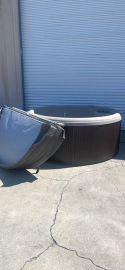 Floor model on sale Caldera round spa hot tub 110v/220v