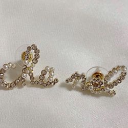 Adorable New  Cha  Nel  Crystal And Pearl Earrings 