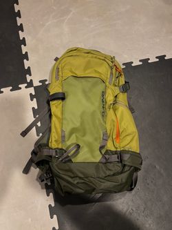 Dakine Poacher 32L skiing ski snowboard backpack