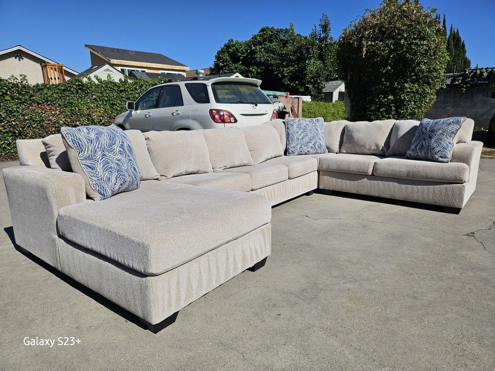 Excellent Huge Sectional Sofa 💥 FREE DELIVERY 💥