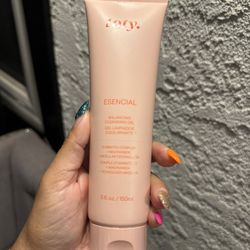 TOTY BY SOFIA VERGARA ESENCIAL BALANCING CLEANSING GEL - NEW $ 25