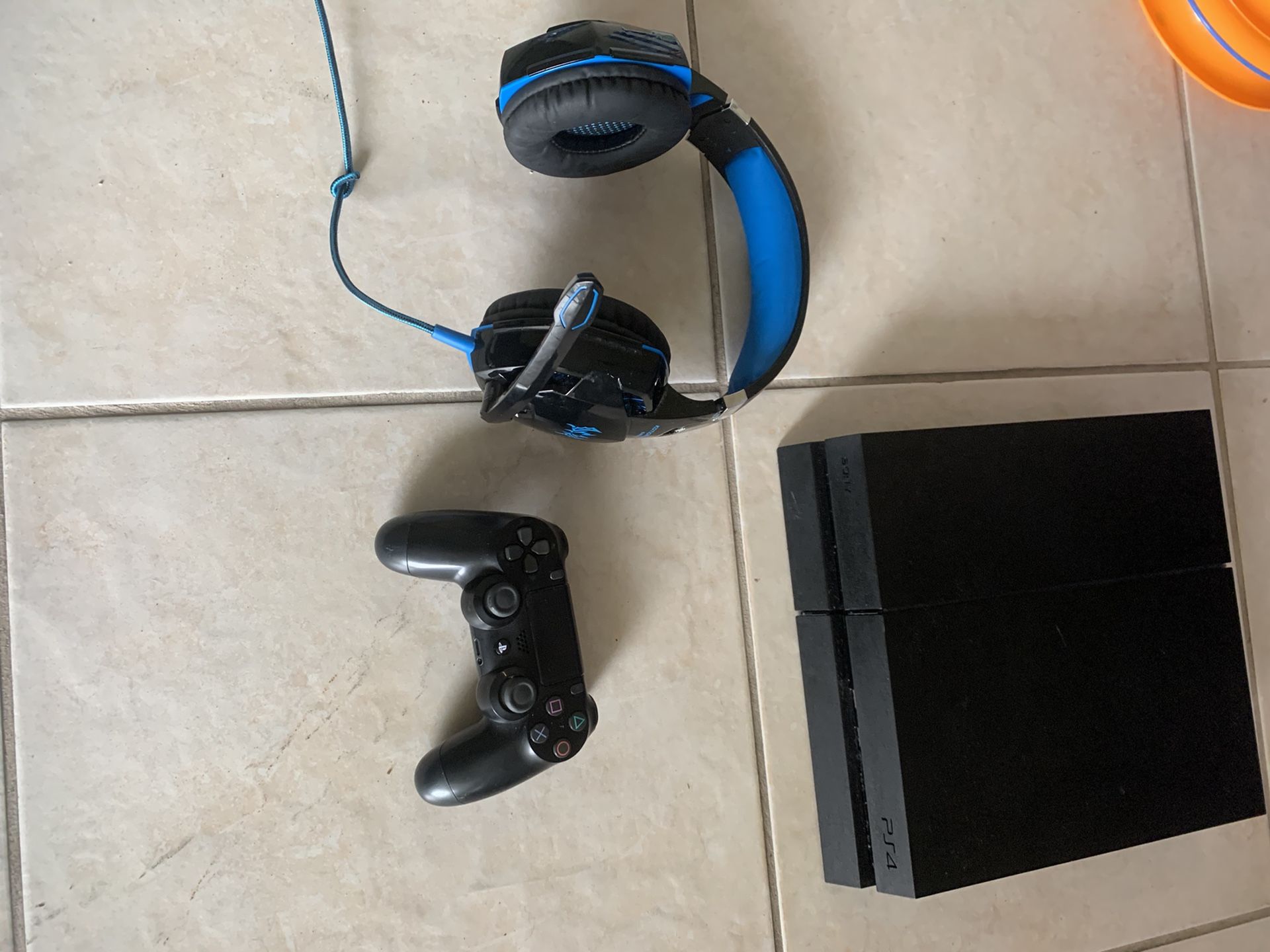 PS4 500mb with controller and headphones