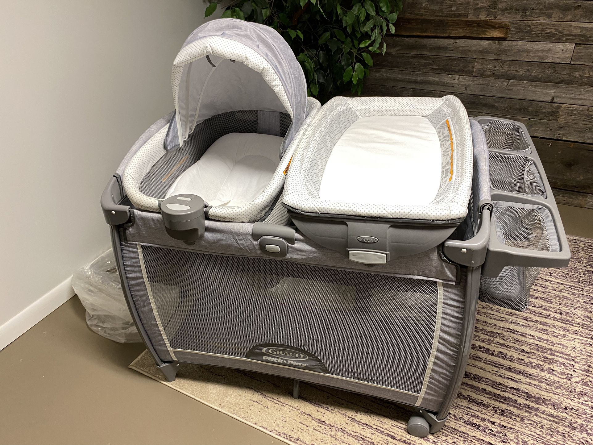 Graco Deluxe Pack And Play  Bassinet And Changing Table 