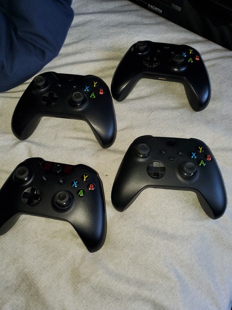 Lot Of 4 Xbox One Wireless Controller's