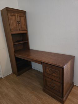 Desk in good condition PICK UP ONLY