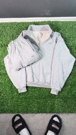 Alo Yoga Gray Half-Zip Sweatsuit Set