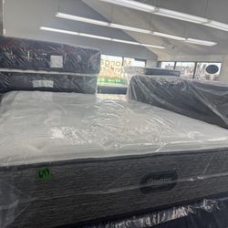 QUEEN SIZE SIMMONS BEAUTYREST HARMONY LUX MATTRESS & BOX SPRING BED SET