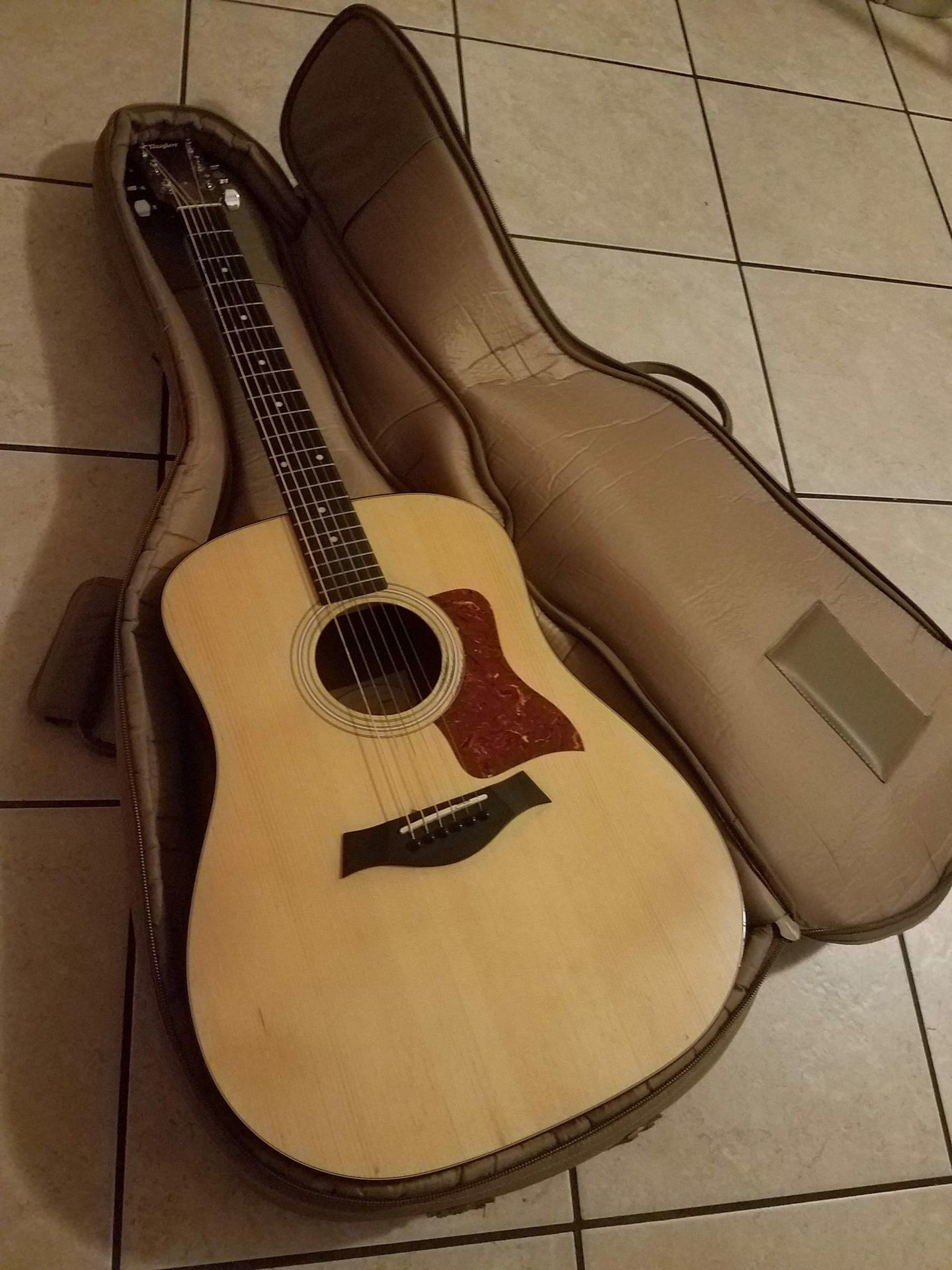 Taylor Guitar Electric Acustic 110e