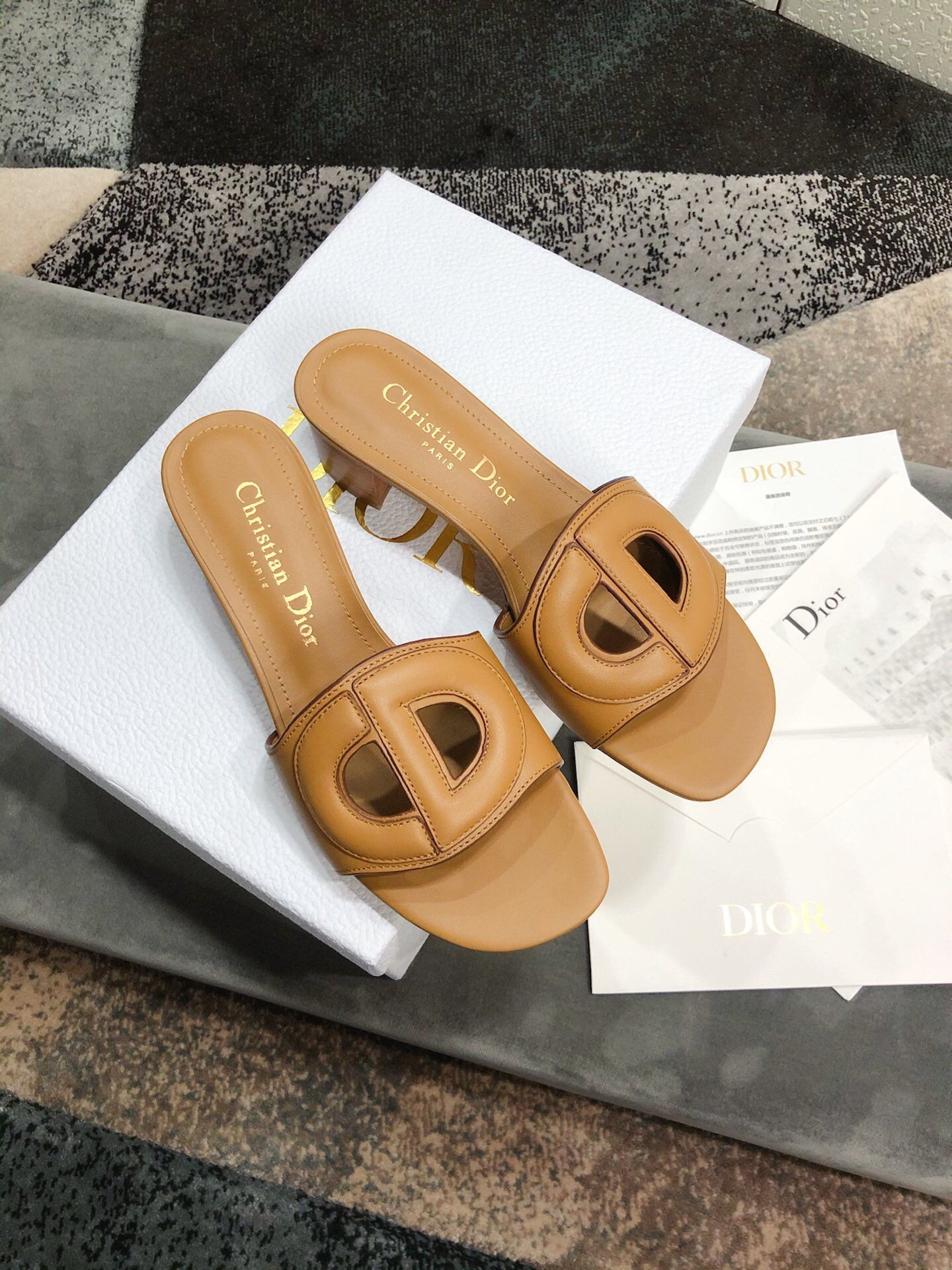 A pair of women's classic versatile slippers