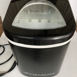 Frigidaire 26 lb Retro Bullet Ice Maker in black