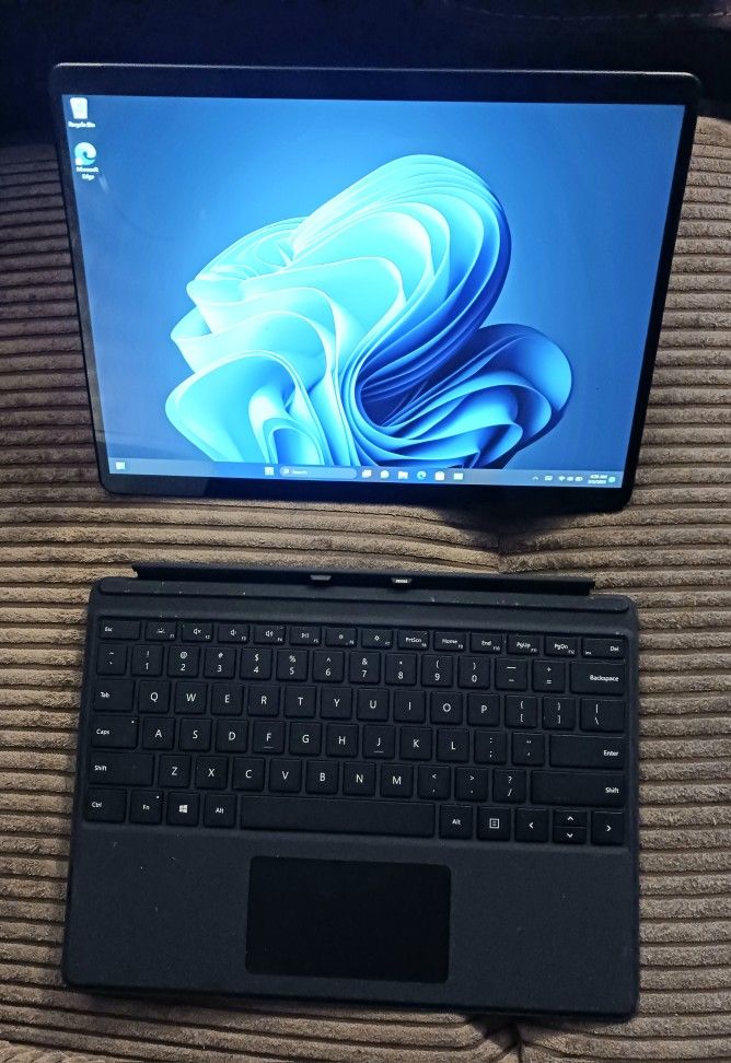 Microsoft Surface PRO 8 12.3" 2880x1920 Touchscreen Intel Core i5-1135G7 8 GB RAM 256 GB SSD Intel Iris Xe Graphics Windows 11 64 Bit OS Like New!!