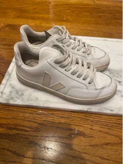 Size 8 Veja women’s