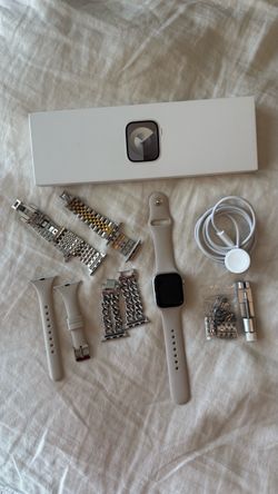Series 9 41 mm Starlight Apple Watch In S/M