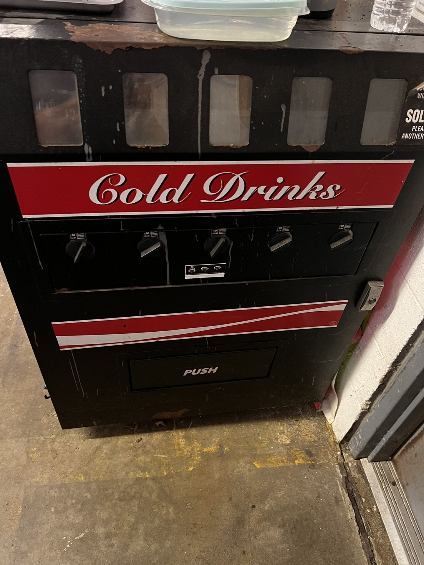 VENDING MACHINE, REFRIGERATED, 115 VOLTS, 5 SELECTIONS.COINS