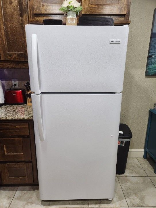 Fridgeaire Fridge