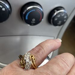 Lady’s very pretty cocktail ring