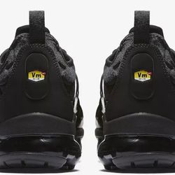 Men Nike Vapormax Plus black message me your size