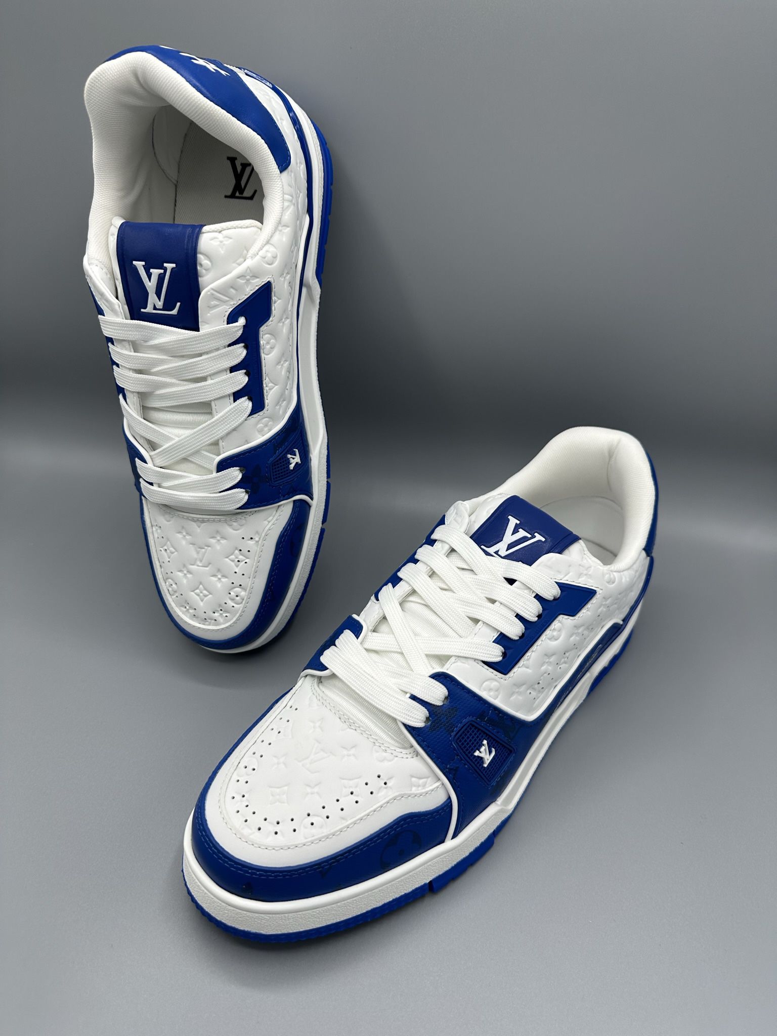 Louis Vuitton Trainer Low White & Blue #54 Style Sizes: (7 , 10 , 11) ✅  Text me if you’re interested 🚨✅