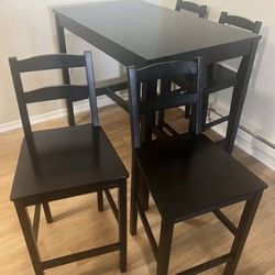 Hightop Table With Four Barstools Chairs 