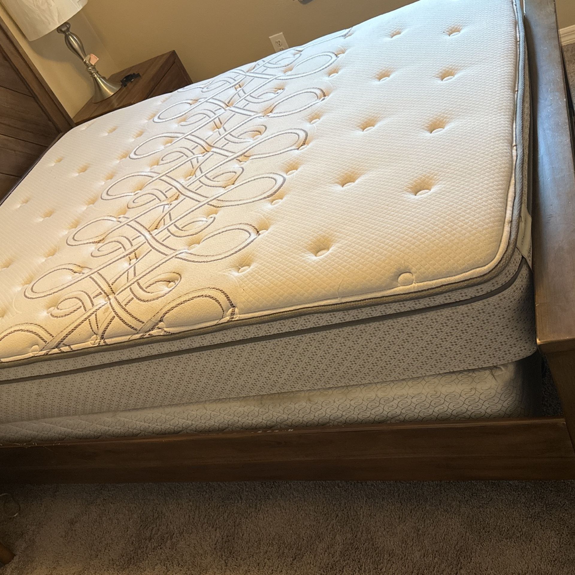 Free Queen Size Mattress & Box Spring for Sale in Wimauma, FL - OfferUp