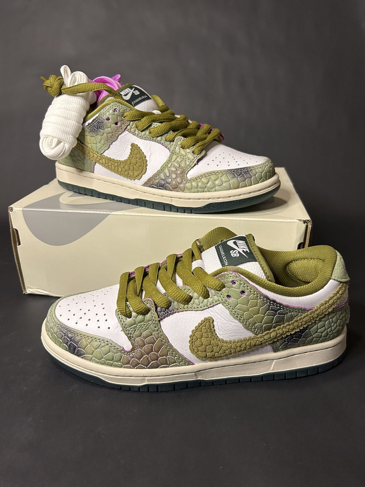 Nike SB Dunk Low Chameleon Men’s 5.5/ Women’s 7