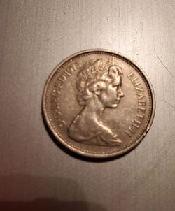 1975 United Kingdom Elizabeth II "Second Portrait" 5 New Pence Coin