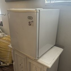 Mini Fridge 