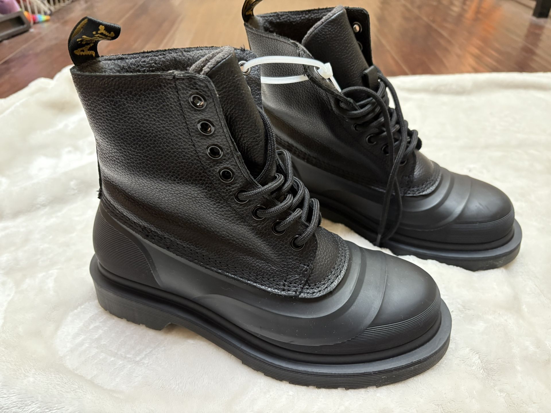 New Dr Martens 1460 Fleece Lined Black Leather Sub Boots, Size 6 Women’s
