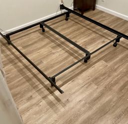 QUEEN SIZE METAL BED FRAME (LIKE NEW) (VERY STURDY)