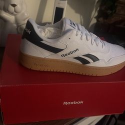 Tenía nuevos y sandalias Skechers