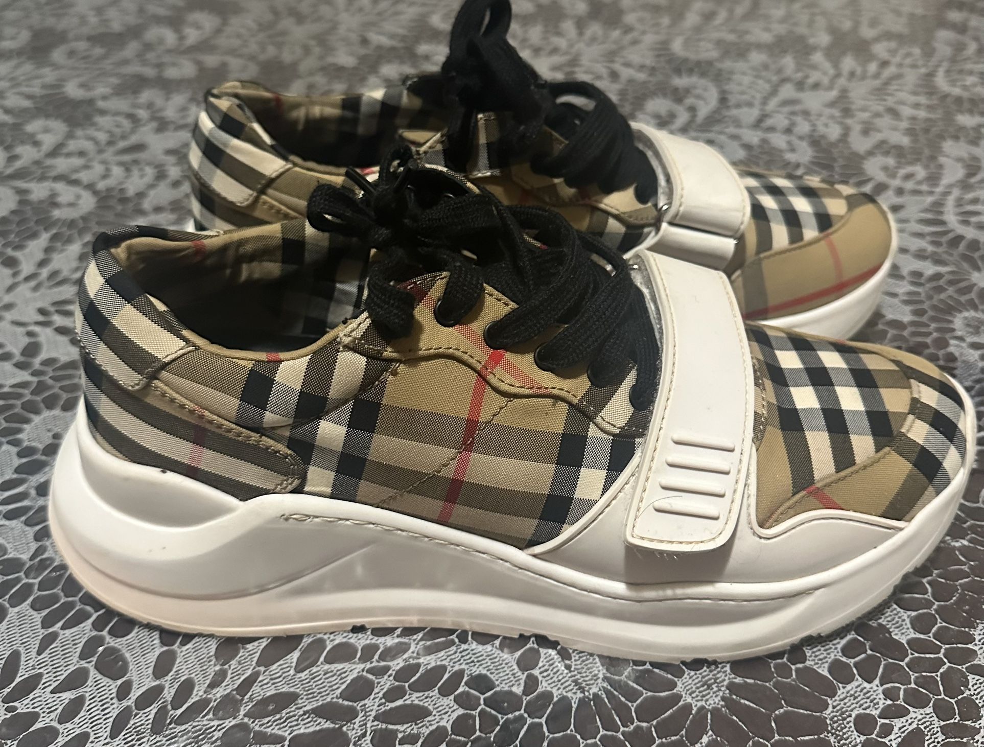 Burberry Shoes Size 39