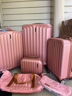 （New in box) 6-pieces luggage set.(28’ 24’20’ 13’ and 2 carry bags） Color:Rose Gold,Material:ABS