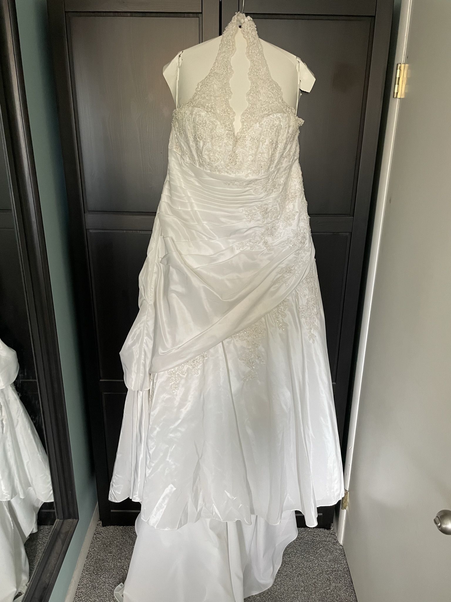 Plus-sized Wedding dress - Halter-style w/ Lace and beading