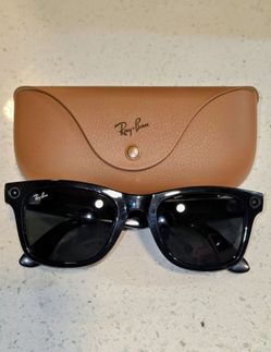 Ray Ban Meta Wayfarer Sunglasses Gen. 1 + Charging Case.
