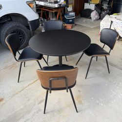 Dining Table & Chairs 