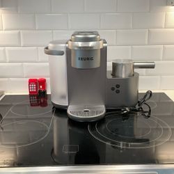 KEURIG WORKING coffee maker | works with coffee pods, loose coffee, tea pods and loose tea. Has a milk steamer thing.