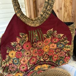 This is a Colección Luna vintage-style Mayan embroidered floral handbag purse made from recycled textiles
